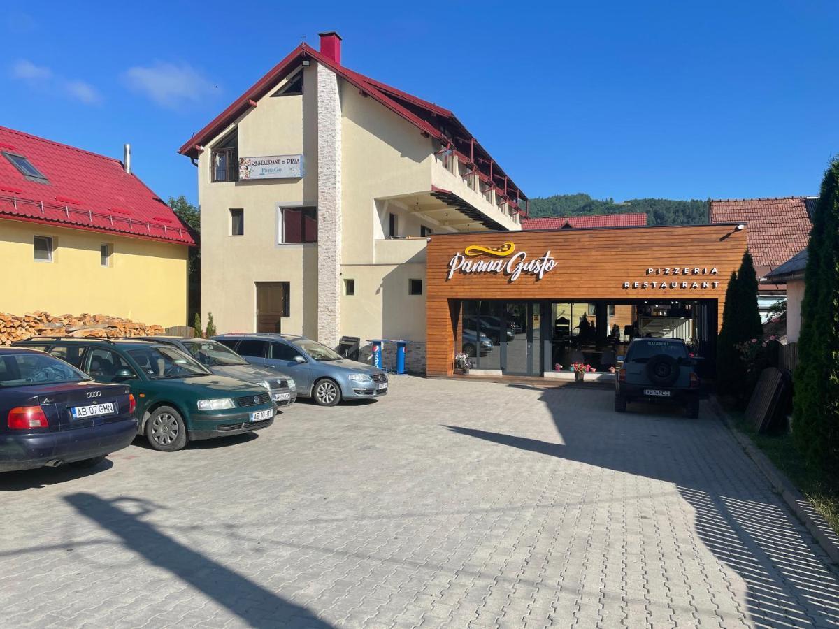 Hotel Panna Gusto à Cîmpeni Extérieur photo